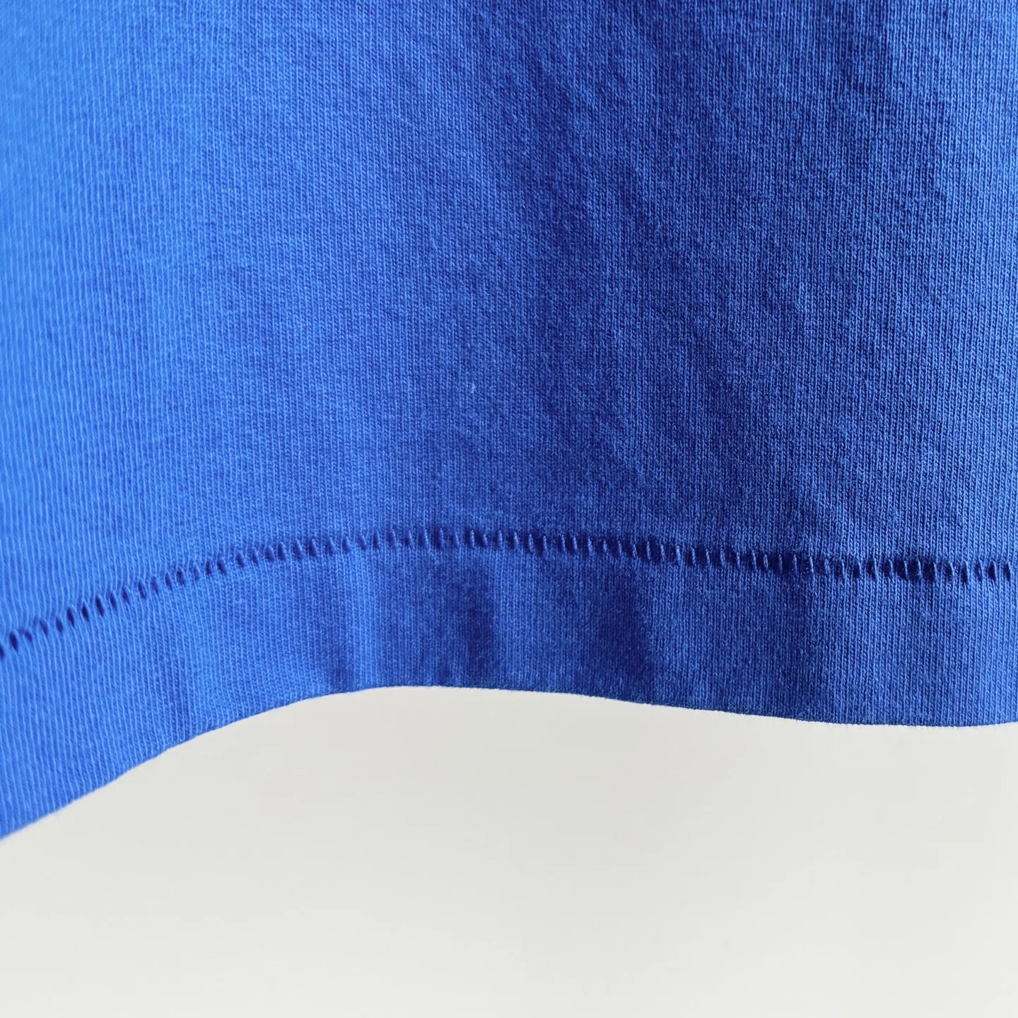 P158 # CTS-103 Nirvana Band Nevermind Special Tour Limited Long Sleeve Original washed 280g heavyweight fabric Retro single-stitch sky-and-ground stitching Heavy Assute fermentation mill washing water American thermosetting ink printing Size: S M L After the show, Kurt formally proposed to Courtney, the lead singer of The Hole band, behind the scenes, leaving behind this historic photo. The entire dress was made using the most common and complex single-needle sewing process (commonly known as the single-thread heaven-and-earth stitch) found in retro Vintage brands such as Saint Michael.